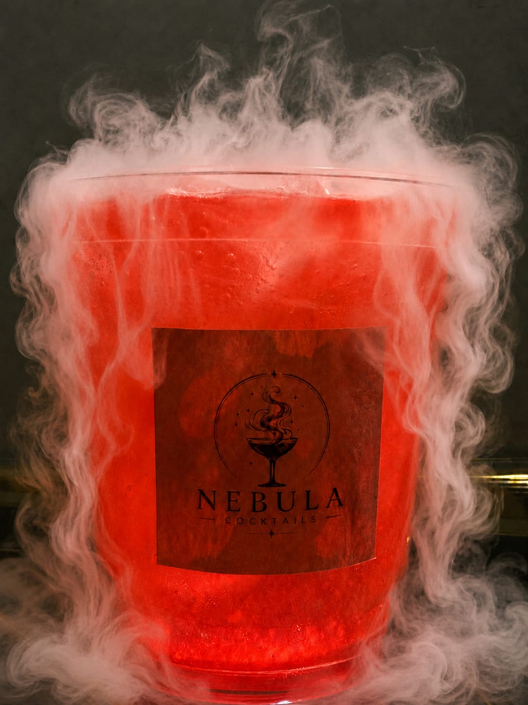 Nebula Cocktail servido con efecto de hielo seco
